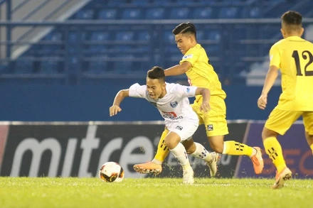 Các cầu thủ trẻ tranh bóng vô cùng quyết liệt. (Ảnh: VFF)