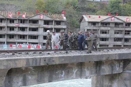 Nhà lãnh đạo Kim Jong-un thị sát khu vực Komdok, tỉnh Nam Hamgyong, ngày 14-10. (Ảnh: KCNA)