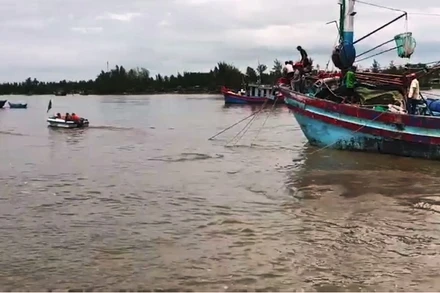 Lực lượng chức năng tập trung tìm kiếm hai nạn nhân còn lại.