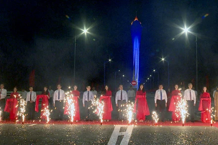 Các đại biểu cắt băng khánh thành cầu