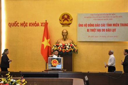 Văn phòng Quốc hội quyên góp ủng hộ đồng bào miền trung. (Ảnh: CHIẾN THẮNG)