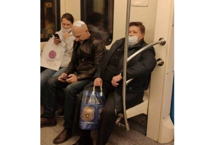 Nhiều người Nga đeo khẩu trang không đúng cách. (Ảnh: Quế Anh)