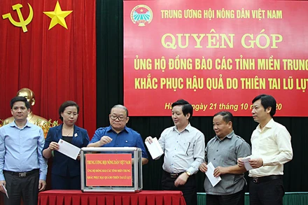Tập thể Ban Thường vụ T.Ư Hội Nông dân Việt Nam tham gia quyên góp ủng hộ đồng bào miền trung tại chương trình.