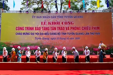 Đồng chí Trần Quốc Vượng, Ủy viên Bộ Chính trị, Thường trực Ban Bí thư cùng các đại biểu thực hiện khởi công công trình Bảo tàng Tân Trào.
