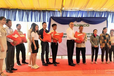 Đại sứ Vũ Quang Minh trao quà tặng bà con 