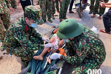 Sơ cứu nạn nhân tại hiện trường (Ảnh: Báo Quảng Nam).