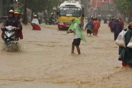 Nước sông Kiên Giang vượt báo động 3, bắt đầu tràn bờ tại huyện Lệ Thủy.