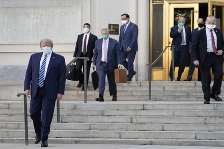 Ông Trump rời Viện Quân y Walter Reed để trở về Nhà Trắng, ngày 6-10 (giờ Việt Nam). (Ảnh: AP)