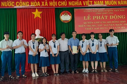 Tập thể Trường THPT Chuyên Nguyễn Bỉnh Khiêm quyên góp hỗ trợ đồng bào bị lũ lụt miền trung, Tây Nguyên.  