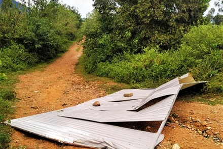 Tấm tôn dùng để che vật liệu xây dựng của nhà dân bị gió cuốn bay ra đường khiến ông Y Bê Niê ngã xuống tử vong. 