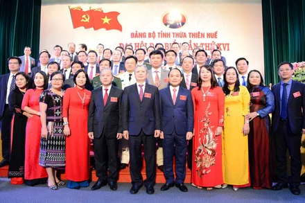 Ban Chấp hành Đảng bộ tỉnh khóa 16, nhiệm kỳ 2020 -2025 ra mắt, nhận nhiệm vụ.