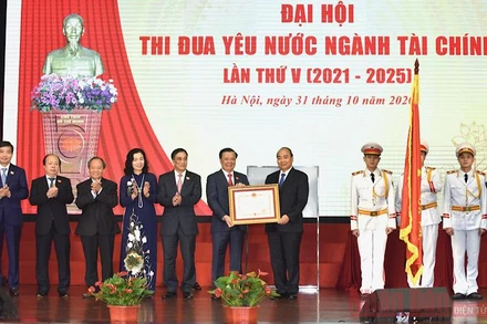 Thay mặt lãnh đạo Đảng, Nhà nước, Thủ tướng Nguyễn Xuân Phúc trao Huân chương Độc lập hạng Nhất tặng ngành tài chính. (Ảnh: TRẦN HẢI)