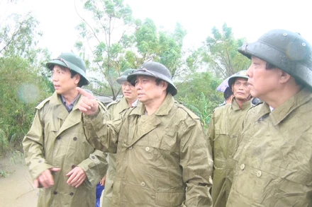 Đồng chí Phạm Minh Chính cùng lãnh đạo tỉnh Quảng Trị kiểm tra tình hình lũ lụt tại huyện Hải Lăng chiều 16-10 (Ảnh: Quang Huy).