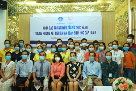 Đà Nẵng tổ chức tập huấn an toàn sinh học trong phòng xét nghiệm.