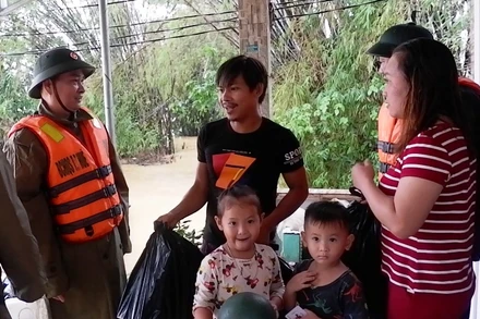 Thiếu tướng, Phó Tư lệnh Quân khu 4 Nguyễn Văn Man thăm, tặng quà người dân Phú Mậu, Phú Vang, Thừa Thiên Huế