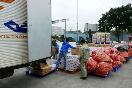 Xe vận chuyển hàng cứu trợ vào miền trung.