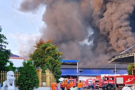 Xe chữa cháy được nhanh chóng điều động đến hiện trường. 