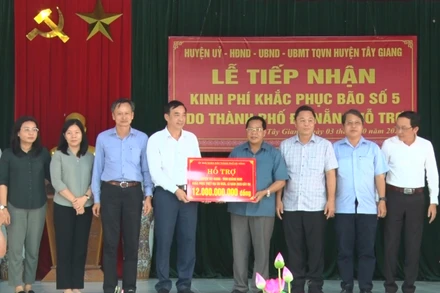 Lãnh đạo TP Đà Nẵng trao tiền hỗ trợ giúp huyện Tây Giang khắc phục thiệt hại. 