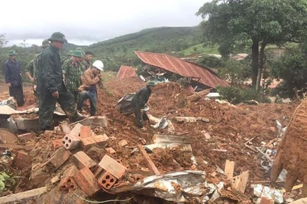 Lực lượng cứu hộ đang nỗ lực tìm kiếm các chiến sĩ còn mất tích (Ảnh: TTXVN)