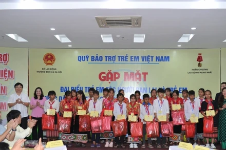 Biểu dương và tặng quà các em học sinh tiêu biểu người dân tộc thiểu số hoàn cảnh khó khăn.