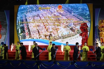 Các đại biểu động thổ khởi công dự án.