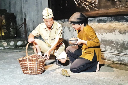 Một hoạt cảnh trong chương trình "Đêm linh thiêng 2 - Sống như những đóa hoa" tại Nhà tù Hỏa Lò.