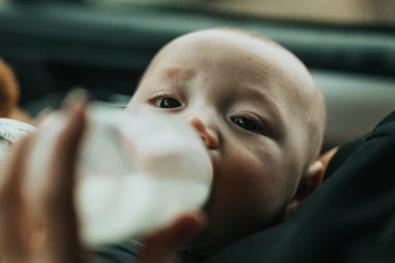 Theo nghiên cứu mới, trẻ em bú phải một triệu hạt vi nhựa mỗi ngày qua sữa bình. Ảnh: Unsplash).