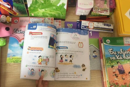 Ngoài thời gian học tập trên lớp, học sinh lớp 1 không phải làm thêm bài tập về nhà. Ảnh: ĐỨC DUY