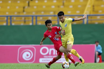 Đội đương kim vô địch SLNA (áo vàng) thắng đậm trong trận khai mạc.