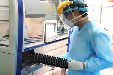 Mẫu xét nghiệm các trường hợp F1 liên quan được khẩn trương thực hiện tại Trung tâm Y tế dự phòng Hải Phòng.