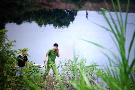 Khu vực sông nơi hai nghi can gây án.