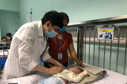 BSCK2 Lê Thanh Chương, Trưởng khoa Hồi Sức hô hấp, Trung tâm Hô hấp thăm khám cho bệnh nhi.