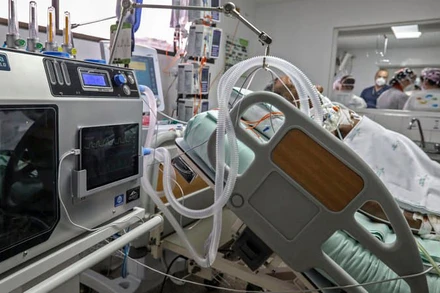 Trong nhiều ngày qua, có thêm gần 100 ca hồi sức cấp cứu mỗi ngày ở Pháp do dịch Covid-19. (Ảnh: BFMTV)