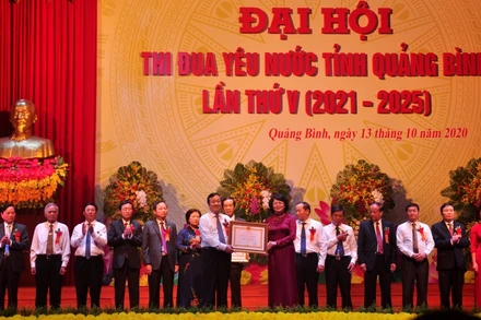 Phó Chủ tịch nước trao tặng Huân chương Lao động cho các cá nhân thành tích xuất sắc.