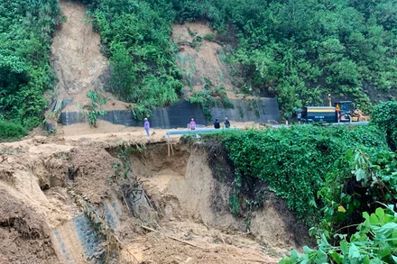 Sạt lở ta luy nghiêm trọng tại tuyến quốc lộ 9. (Ảnh: Tổng cục Đường bộ Việt Nam)