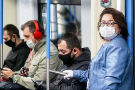Ý thức đeo khẩu trang của người tham gia giao thông công cộng tại Moscow tăng cao. (Ảnh: TASS)