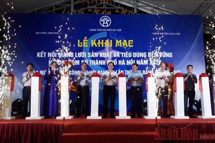 Cắt băng khai mạc chương trình.