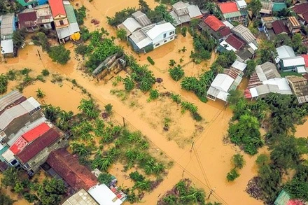 Mưa lũ gây ngập lụt ở miền trung. 