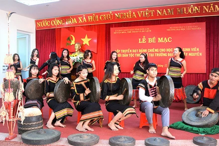 Một lớp dạy đánh cồng chiêng cho sinh viên người DTTS  Trường Đại học Tây Nguyên. 