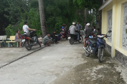 Người dân tập trung theo dõi gần nơi xảy ra vụ án.