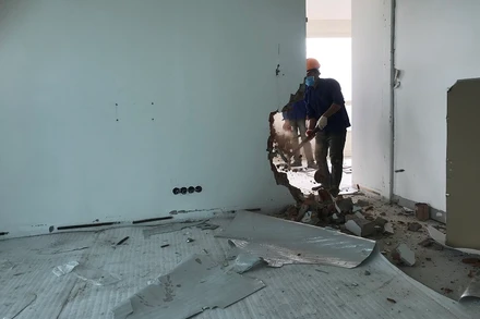 Lực lượng chức năng thực hiện phá dỡ công trình 8B Lê Trực. 