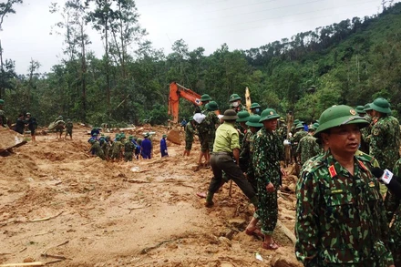Các lực lượng cứu hộ cứu nạn tích cực tìm kiếm những người mất tích tại hiện trường khu vực Tiểu khu 67, Trạm Kiểm lâm sông Bồ.