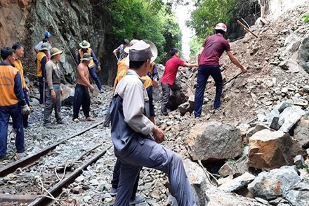 Lúc 2 giờ 30 phút ngày 14-10, đã thông toàn bộ tuyến đường sắt bắc - nam.