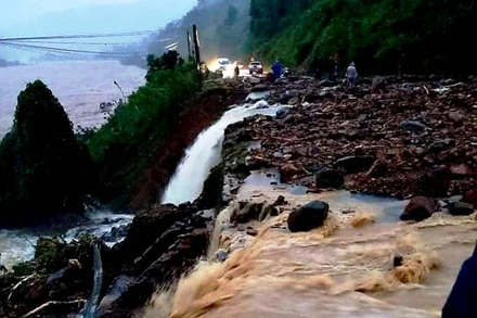 Sạt lở ở km 50 Quốc lộ 9, đoạn qua huyện miền núi Đắkrông, tỉnh Quảng Trị. 