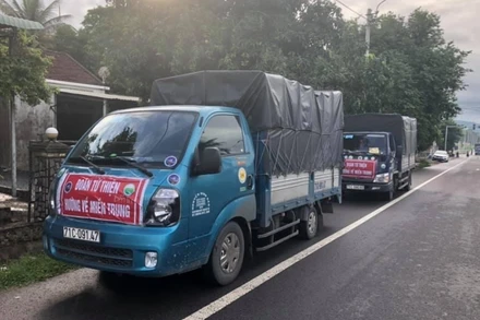 Những chiếc xe chuyển hàng hóa, nhu yếu phẩm ra giúp đỡ đồng bào miền trung. 
