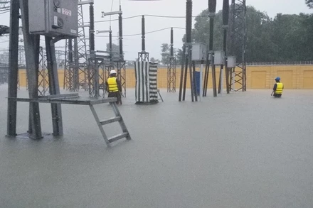 Công nhân đang khơi thông, tạo dòng thoát nước ra khỏi Trạm biến áp 220kV Huế.