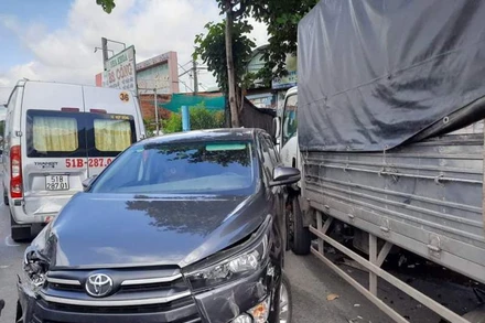 Các xe bị hư hỏng nặng sau tai nạn.