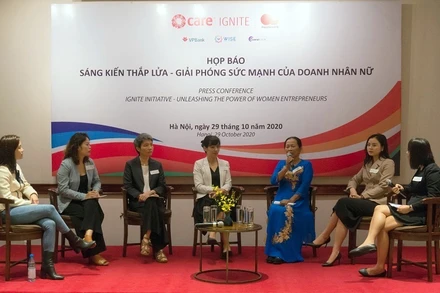 Đại diện doanh nhân nữ chia sẻ câu chuyện thành công của doanh nghiệp do phụ nữ làm chủ tại lễ công bố sáng kiến “Thắp lửa”. 