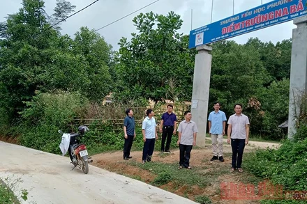 Đường bê-tông được xây dựng đến điểm trường Nà Bả, phát triển sự nghiệp giáo dục ở địa phương.