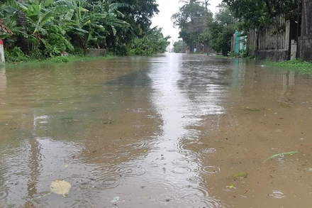 Tuyến đường từ Quốc lộ 1 đi xã Bình Chương, huyện Bình Sơn (Quảng Ngãi) bị nước lũ chia cắt.